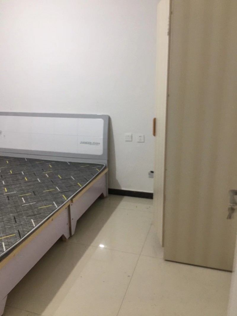 国脉小区房屋出租，三室二厅一厨一卫，家具齐全，（第 3 张）