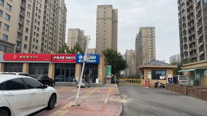 旺铺出租，智慧城东门南侧，两间门面房出租。（第 1 张）