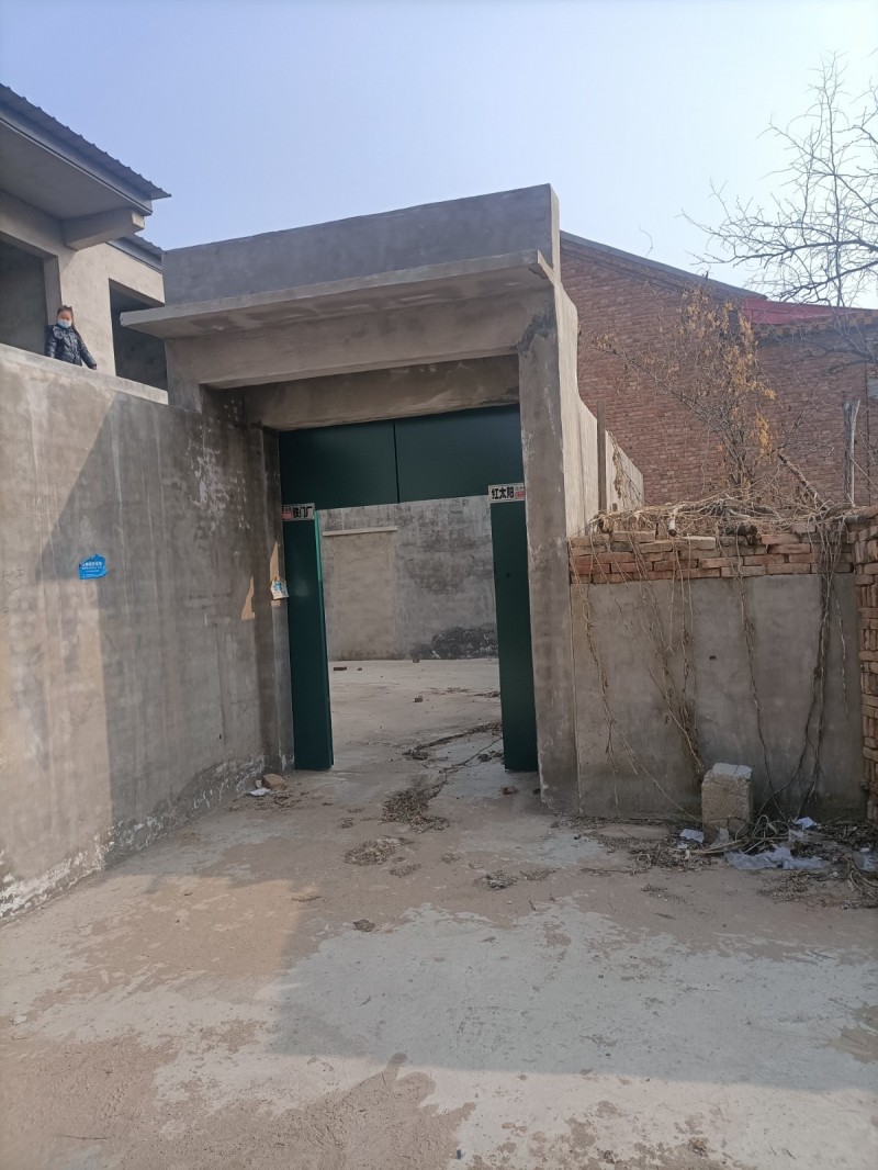 中央公园西区北边自建上下楼带院，有证（第 1 张）