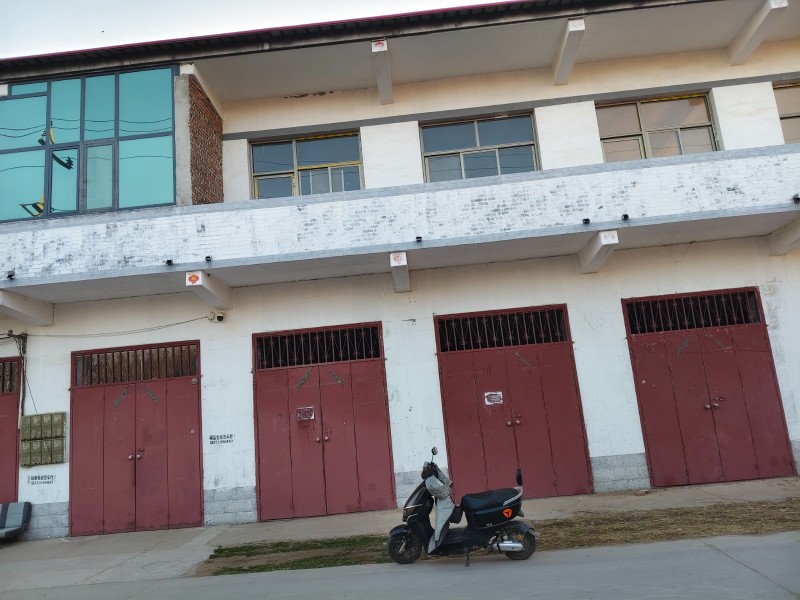 出售自建房，上下两间160平有个小院门口宽敞出门就是106国道边（第 1 张）