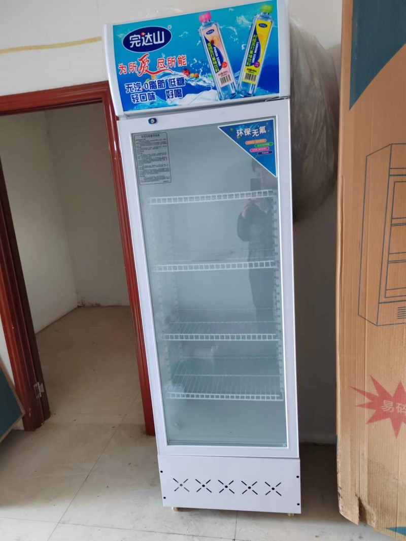 出售全新展示柜一台，价格面议（第 2 张）