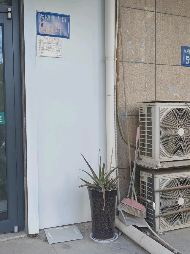 东柳大街临街商铺出租，紧邻美乐城商区，交通便利，经营项目不限。空置出租。详情面谈（第 3 张）