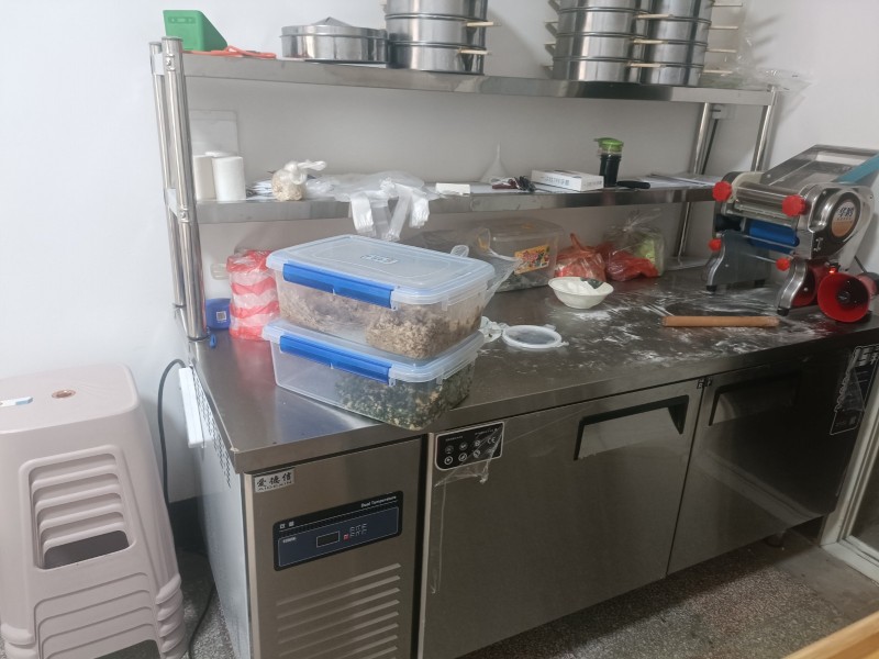 双温操作台冰柜，豆浆机，揉面机，蒸煮桶，蒸包子炉，24笼屉，全部处理了（第 1 张）