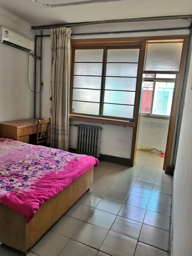 中华路工人剧院对面，5楼，二室一厅，2台空调，冰箱，全自动洗衣机，月租1000（第 1 张）