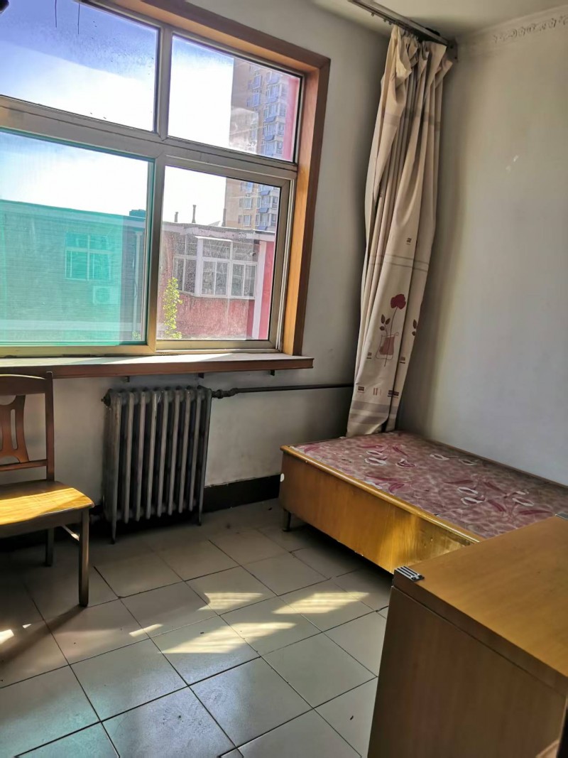中华路工人剧院对面，5楼，二室一厅，2台空调，冰箱，全自动洗衣机，月租1000（第 4 张）