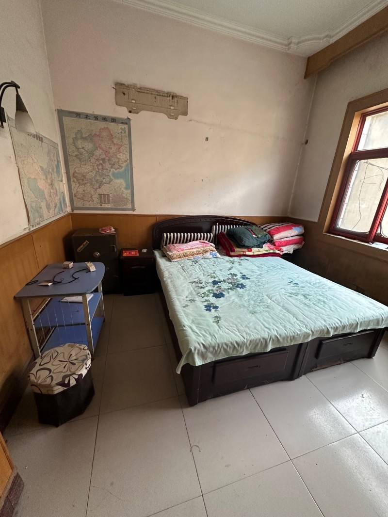 出售，建设街南段单门独院，有证，上三间下三间，天然气入户。有街门配房。位置好，能（第 1 张）