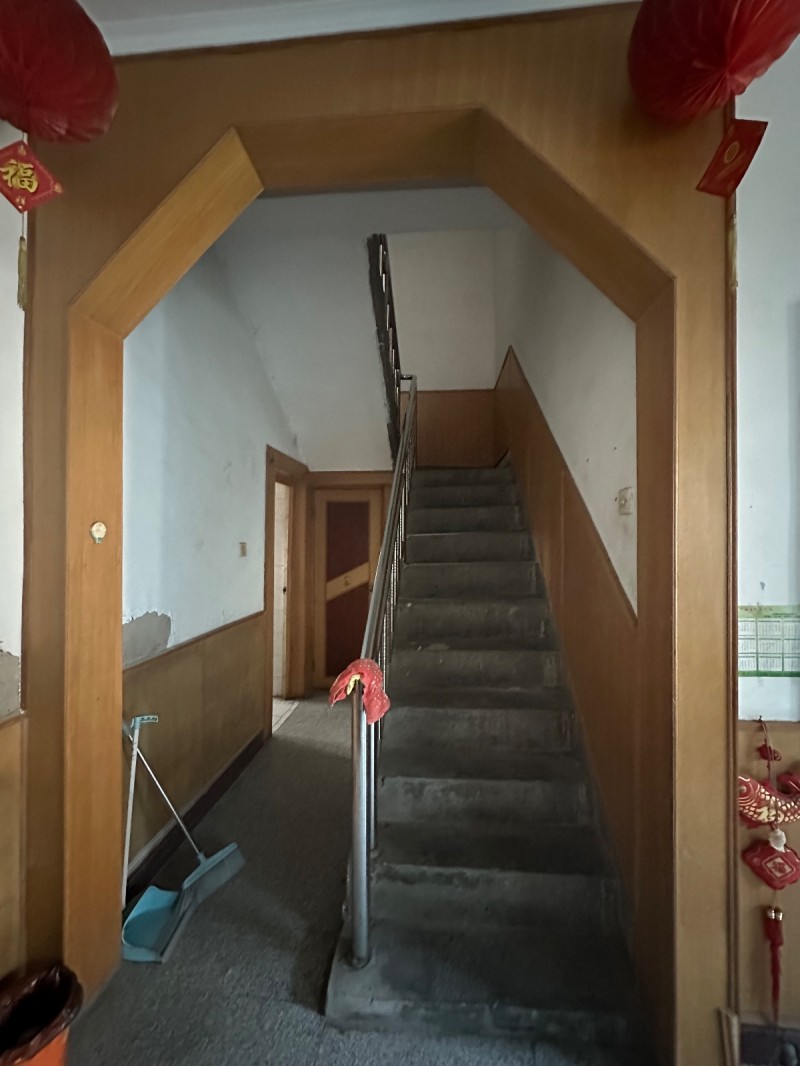 出售，建设街南段单门独院，有证，上三间下三间，天然气入户。有街门配房。位置好，能（第 2 张）
