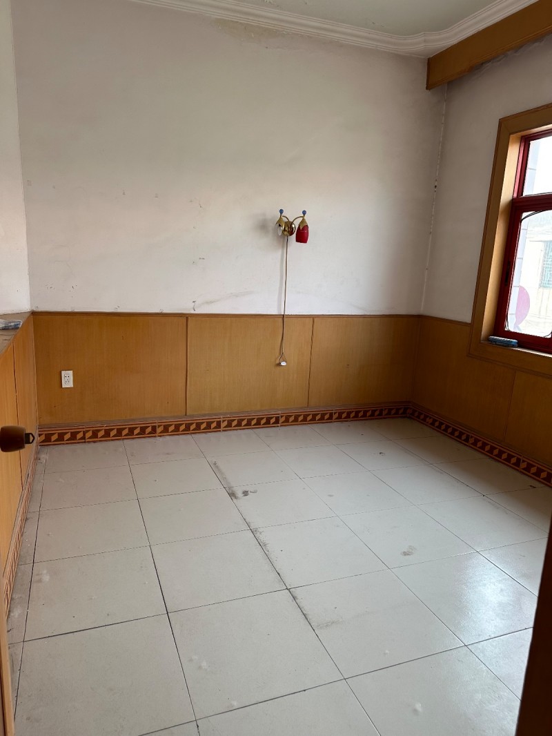 出售，建设街南段单门独院，有证，上三间下三间，天然气入户。有街门配房。位置好，能（第 3 张）