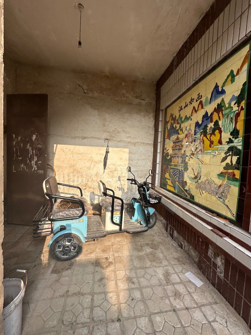 出售，建设街南段单门独院，有证，上三间下三间，天然气入户。有街门配房。位置好，能（第 4 张）