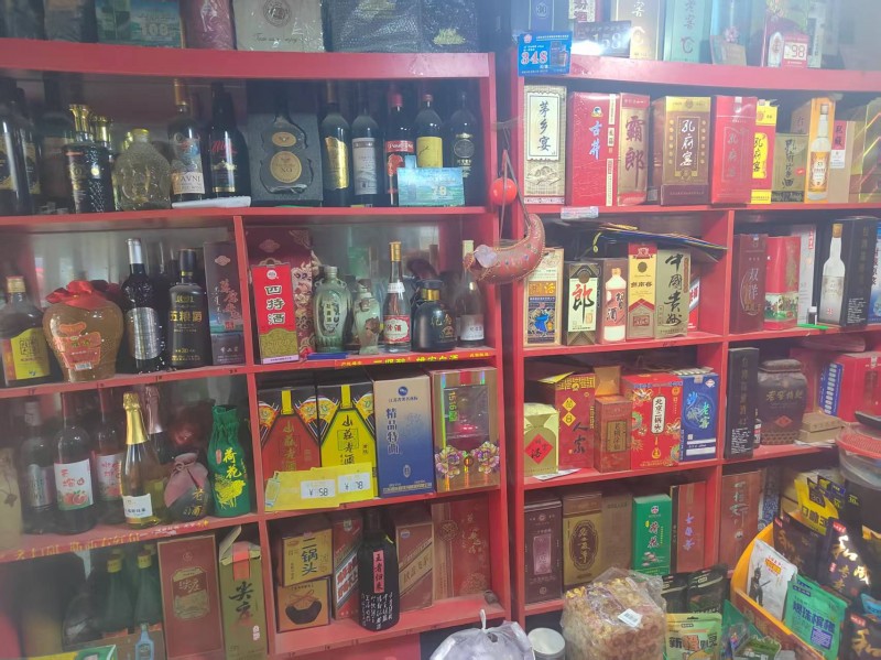 出让邯山街糖酒公司附近一盈利中烟酒超市，证件齐全，接手可营业盈利，有意请联系，（第 1 张）