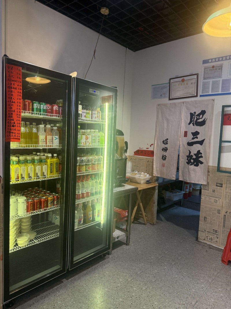 转让拉德芳斯新城路繁华地段纯一层餐馆
面积约60平带阁楼，位置优越，附近小区密（第 3 张）