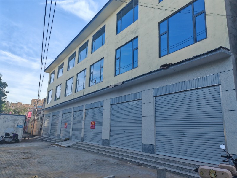 现有门市房160平出租，同平方两套。水电齐全，带卫生间，停车方便，停车位多个，有（第 3 张）