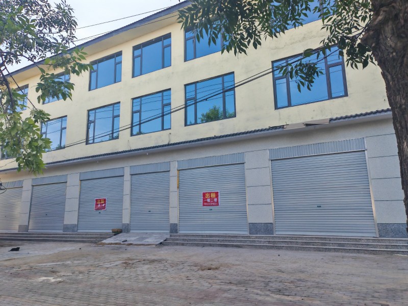 现有门市房160平出租，同平方两套。水电齐全，带卫生间，停车方便，停车位多个，有（第 4 张）