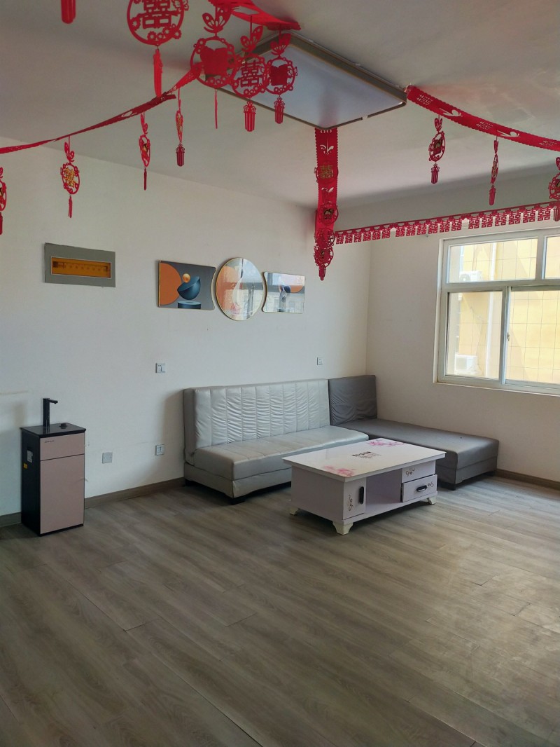 东森家园电梯房5楼，三室两厅两卫，家具家电齐全，领包入住，年租1万，短期勿扰（第 1 张）