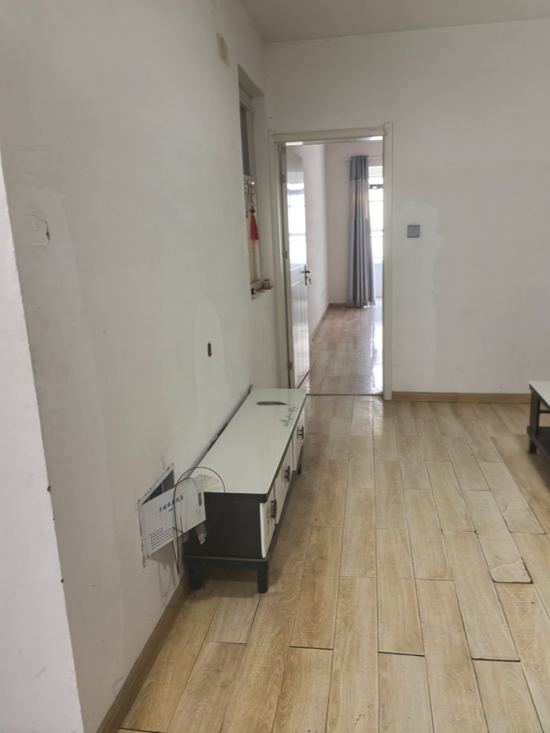 出租房屋，（五幼对过），3室两厅两卫，厨卫，空调，床沙发齐全，拎包入住可长期租住（第 1 张）