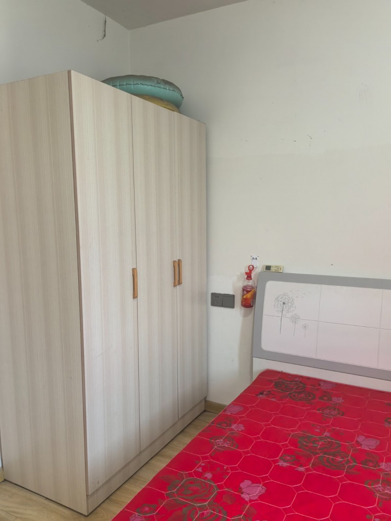 出租房屋，（五幼对过），3室两厅两卫，厨卫，空调，床沙发齐全，拎包入住可长期租住（第 3 张）