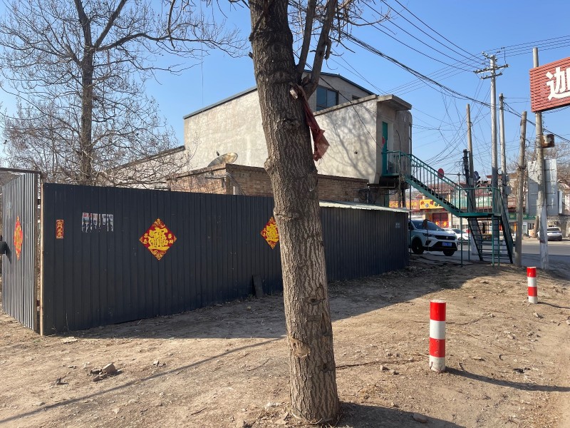 出租：邯大路红绿灯丁字路口路西，有一个预制厂不干了，厂子特显眼，三亩地，院内现有（第 2 张）
