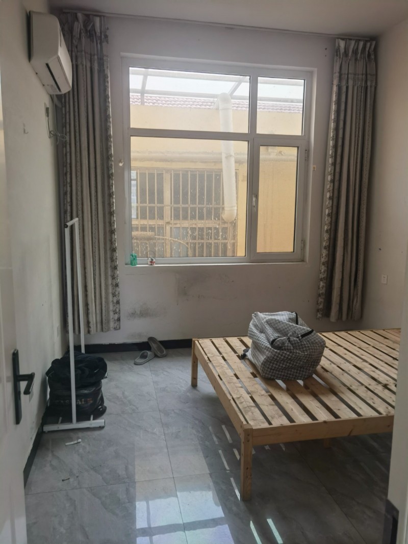 一单元楼8月中旬低价出租，一梯一户安静不乱，紧邻汽车站，三小，五小，招贤路小学，（第 3 张）