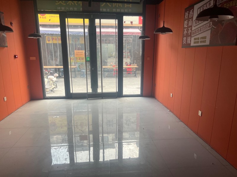 乐意大厦五十三平门市出租可餐饮小吃服装工作室等水电地暖齐全（第 1 张）