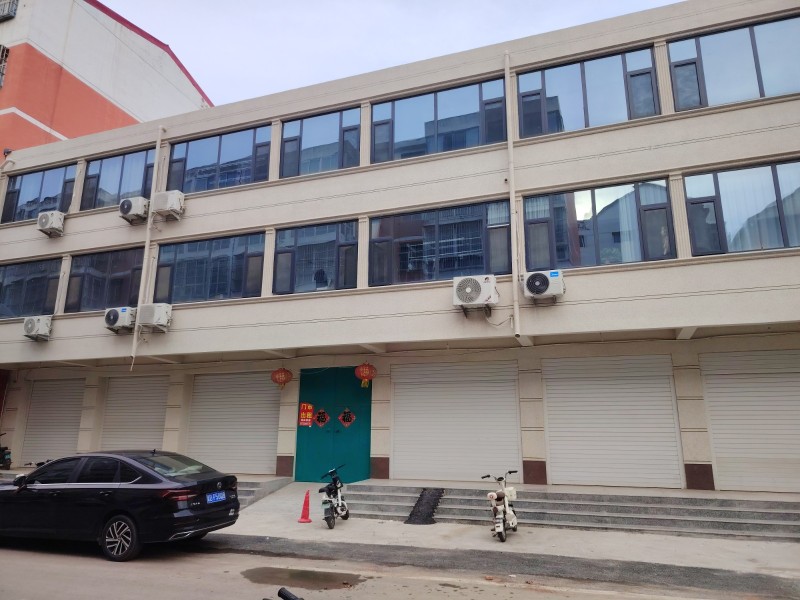 门市出租，育才小学和成安县第三中学对面，集体供暖，三间一通，两个三间，交通便利。（第 1 张）