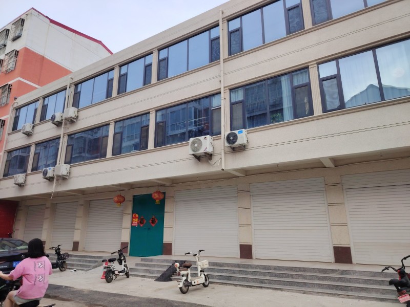 门市出租，育才小学和成安县第三中学对面，集体供暖，三间一通，两个三间，交通便利。（第 2 张）