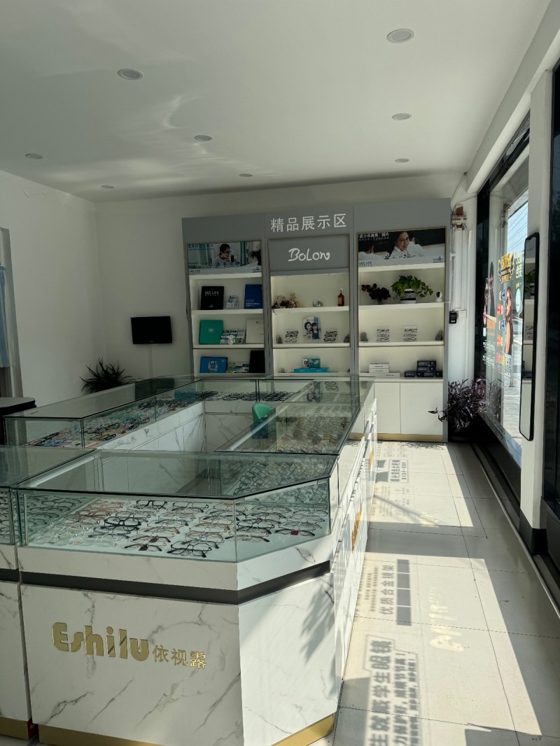 本人要去市里发展，无瑕管理成安眼镜店，特此旺铺转让，有意着电话联系（第 1 张）