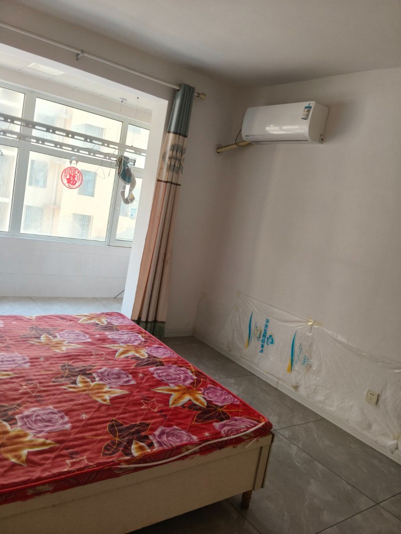 出租龙湖南岸电梯三室，楼下就是龙南路大门口。有空调有洗衣机，年组一万二（第 2 张）