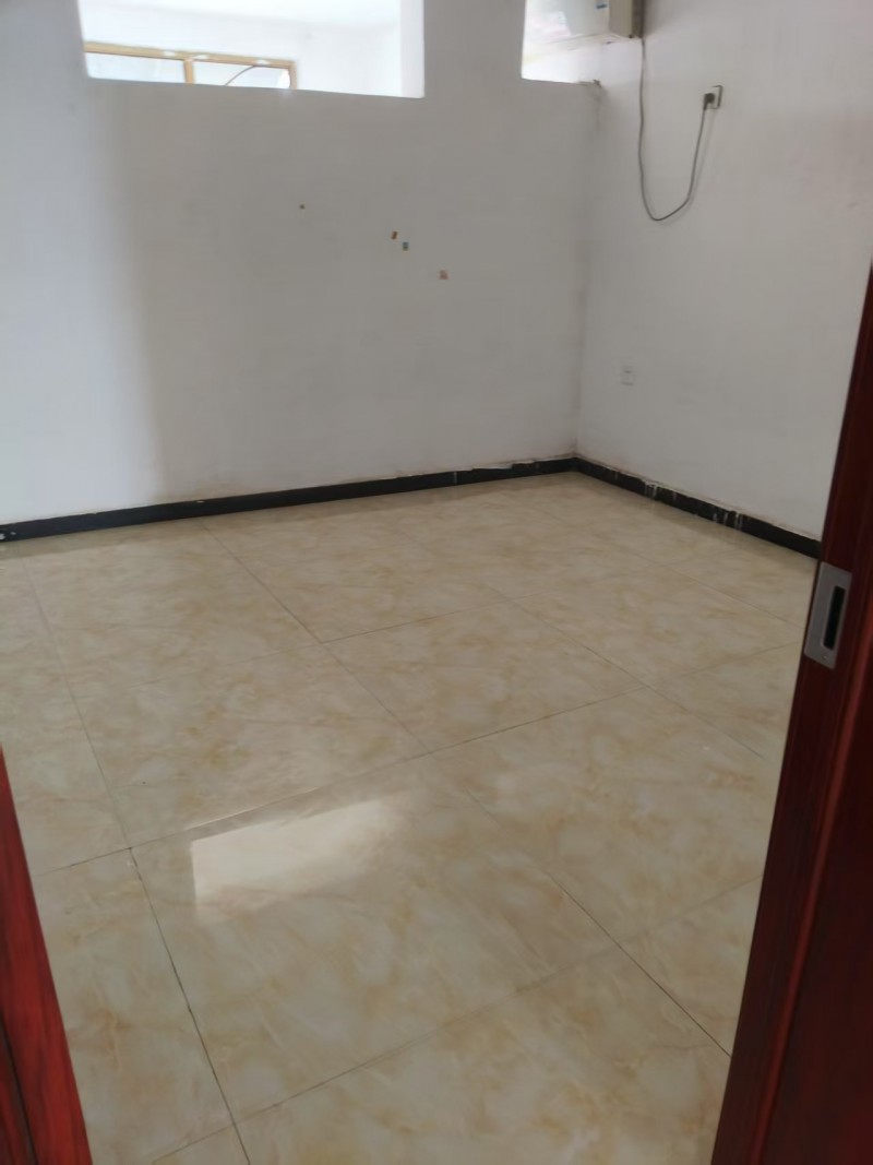 出租二中对过房屋，三室两厅两卫，领包入住，想办辅导班或托管的也有房屋，随时看房（第 1 张）