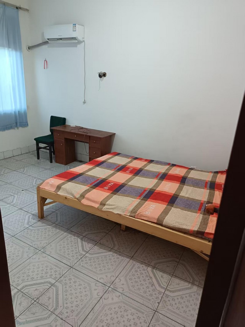 单元楼出租：紧邻实验三，明德小学和四中，两室一厅，拎包入住。（第 1 张）