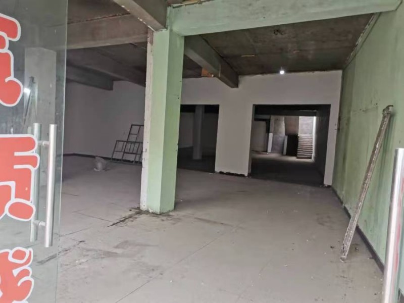 仓库出租，门面大厅500平米 
地址:五谷丰登大酒店往东200米路南（第 1 张）