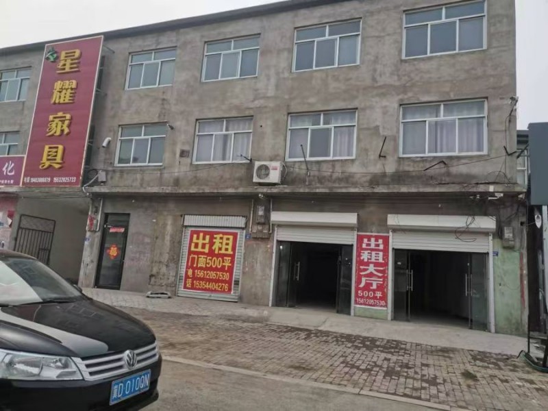 仓库出租，门面大厅500平米 
地址:五谷丰登大酒店往东200米路南（第 2 张）