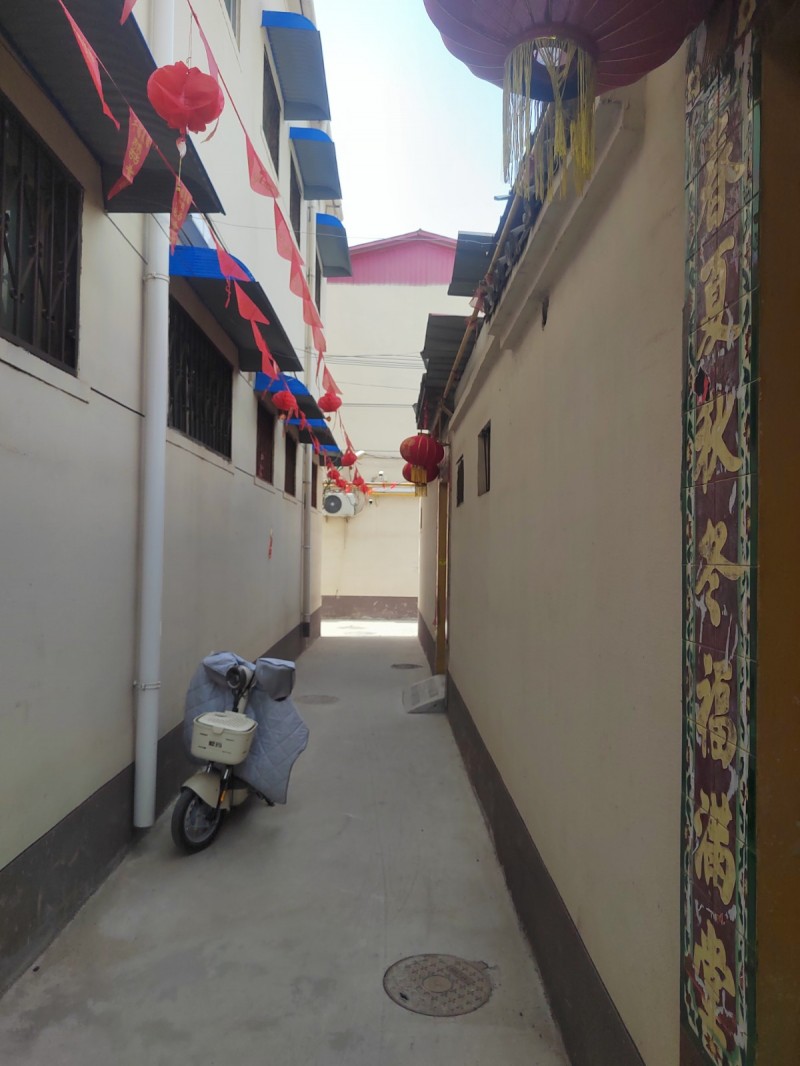 出售城建局家属院，二层半小楼独院，带三间配房，南北朝向，采光好，环境干净整洁，交（第 1 张）