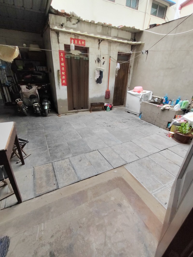 出售城建局家属院，二层半小楼独院，带三间配房，南北朝向，采光好，环境干净整洁，交（第 2 张）