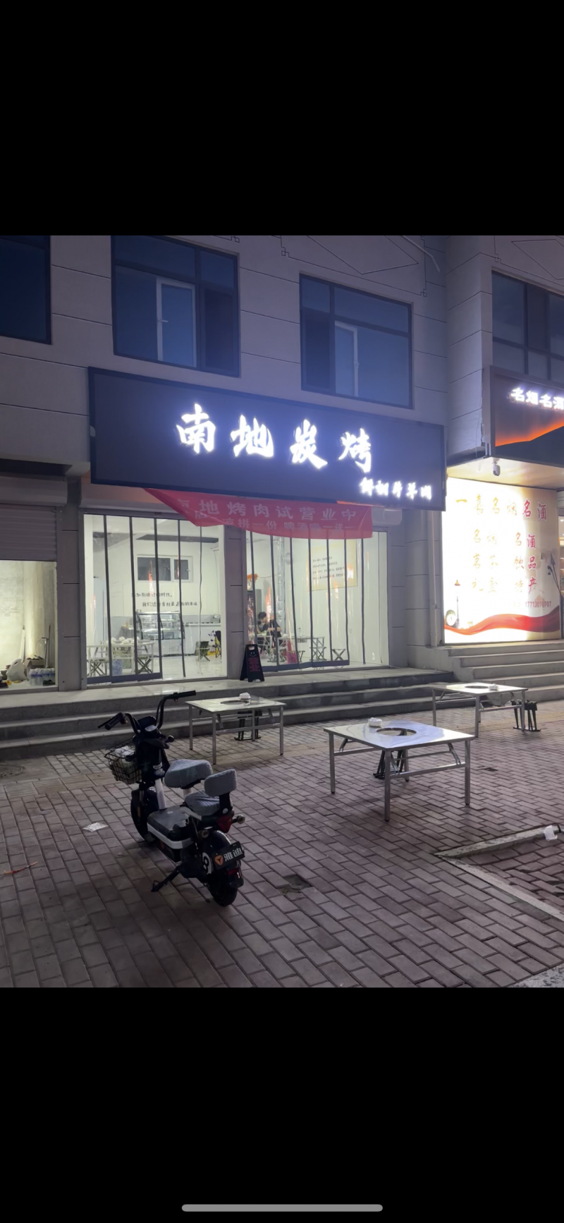上下两层旺铺低价转让，房租还有十个月，接手轻微装修就能开始营业。
位置：张家口（第 1 张）