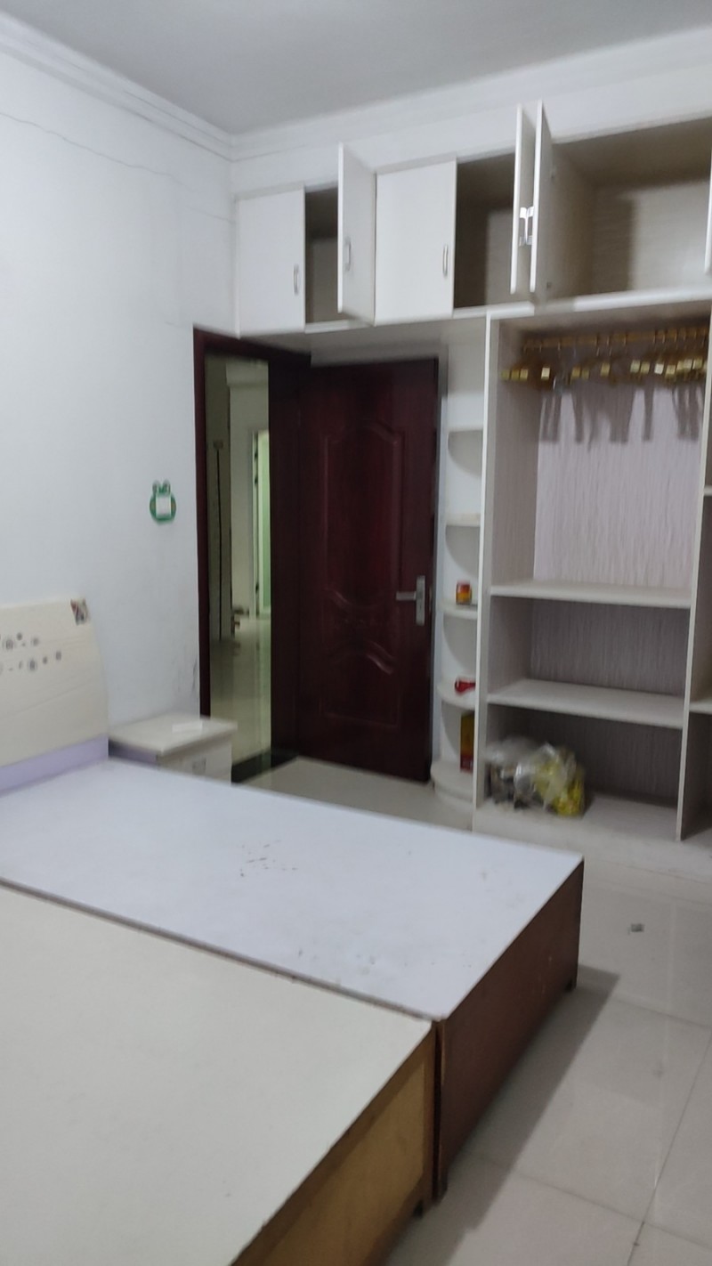 本人有时代广场小区六楼一室一厅一厨一卫，对外出租，简装，有简单家具家电，有电梯，（第 3 张）