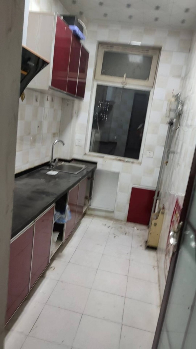 本人有时代广场小区六楼一室一厅一厨一卫，对外出租，简装，有简单家具家电，有电梯，（第 4 张）