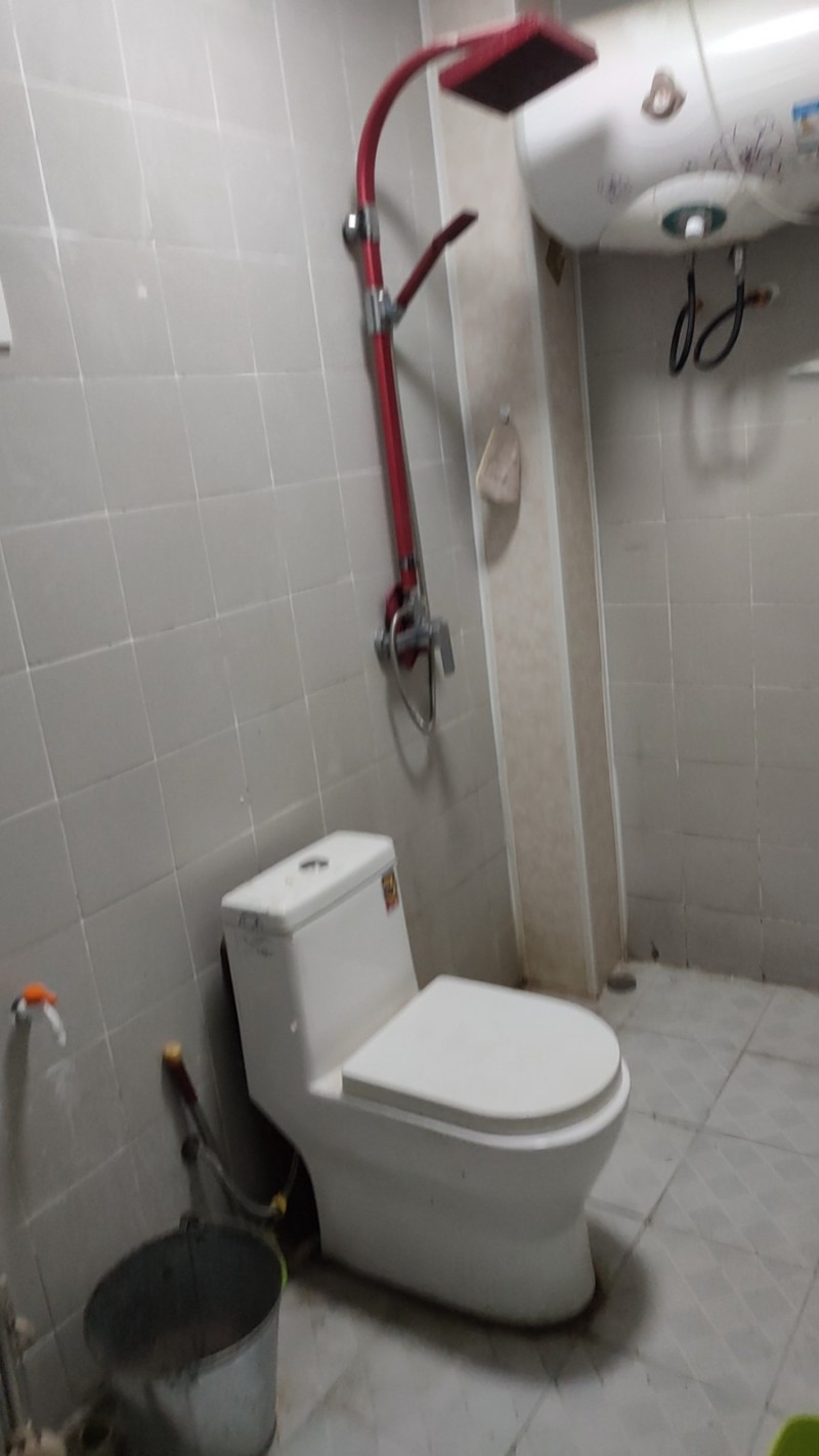 本人有时代广场小区六楼一室一厅一厨一卫，对外出租，简装，有简单家具家电，有电梯，（第 5 张）