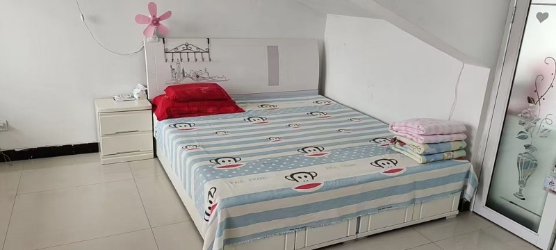 出租： 实验小学顺康花苑有一阁楼出租，一室一厅一橱一卫带一露天大阳台，简装，家具（第 1 张）