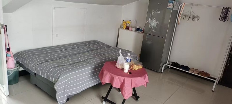 出租： 实验小学顺康花苑有一阁楼出租，一室一厅一橱一卫带一露天大阳台，简装，家具（第 2 张）