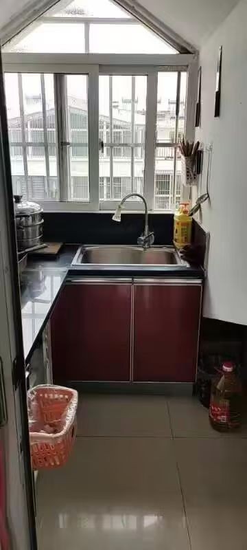 出租： 实验小学顺康花苑有一阁楼出租，一室一厅一橱一卫带一露天大阳台，简装，家具（第 3 张）