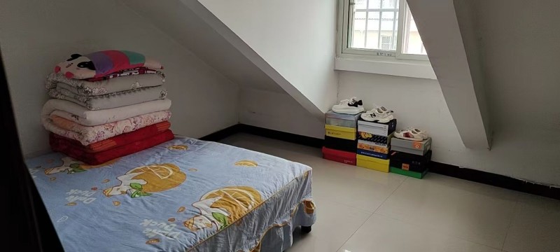 出租： 实验小学顺康花苑有一阁楼出租，一室一厅一橱一卫带一露天大阳台，简装，家具（第 4 张）