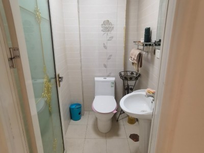 出租家和小区7号楼2单元402，三室两厅两卫，紧邻广平小学县医院，交通便利。（第 3 张）