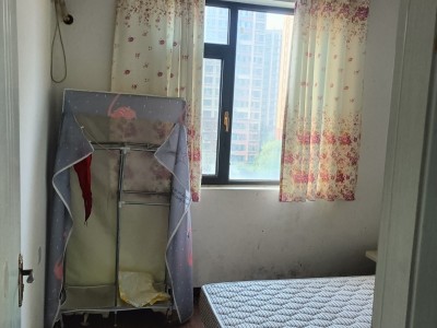 出租万浩新城三室两厅两卫简装，有空调家具掂包入住！停车方便（第 2 张）