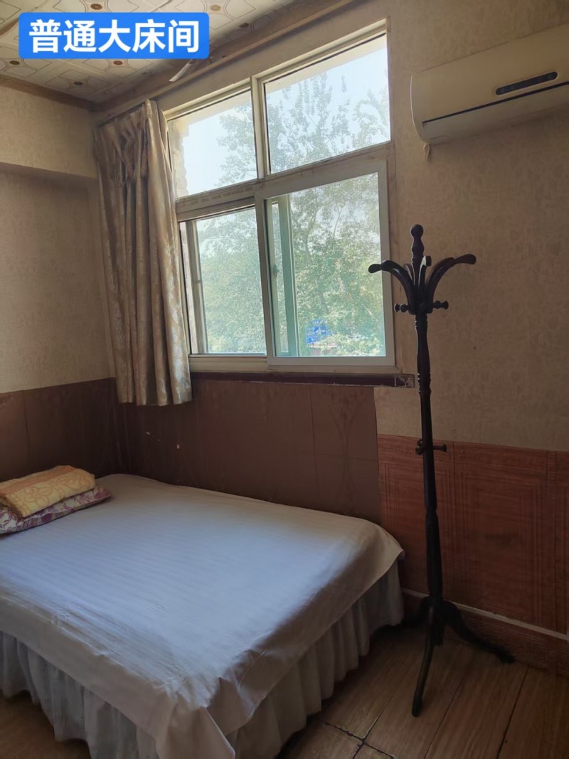 附近有房屋提供，住宿，临休，月租，长租。日住每天每人20元（不包含空调费）有单人（第 2 张）