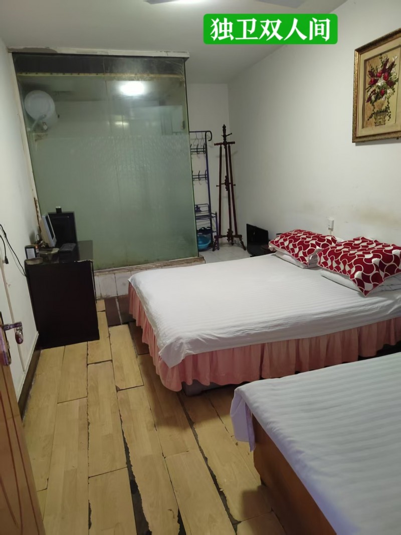 附近有房屋提供，住宿，临休，月租，长租。日住每天每人20元（不包含空调费）有单人（第 3 张）