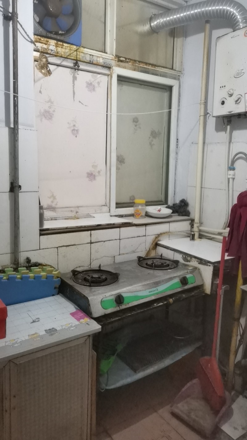 附近有房屋提供，住宿，临休，月租，长租。日住每天每人20元（不包含空调费）有单人（第 7 张）