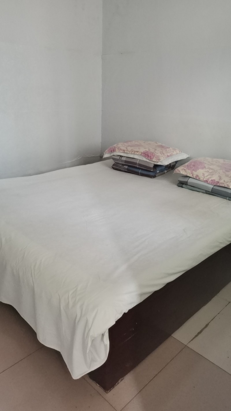 附近有房屋提供，住宿，临休，月租，长租。日住每天每人20元（不包含空调费）有单人（第 8 张）