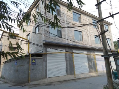 育才路沿街200平门面房仓库出租，可做商铺经营，可做储物仓库，空间大，地理优越停（第 1 张）