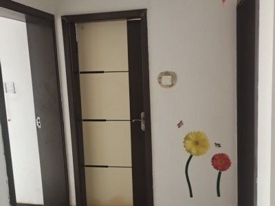 急售东湖小区，精装修125平，6楼，三室两厅两卫一厨，带储藏间18平。即刻预约看（第 2 张）