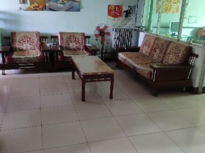 出租新华书店门市二楼单元房，紧邻文化广场、实验三小，交通便利，位于县城中心，面积（第 1 张）
